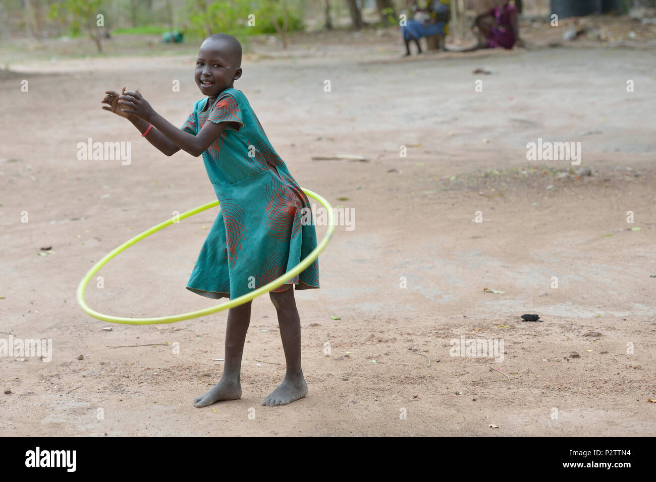 Une fille utilise un hula hoop dans l'école primaire de Loreto à Rumbek, dans le sud du Soudan. Banque D'Images