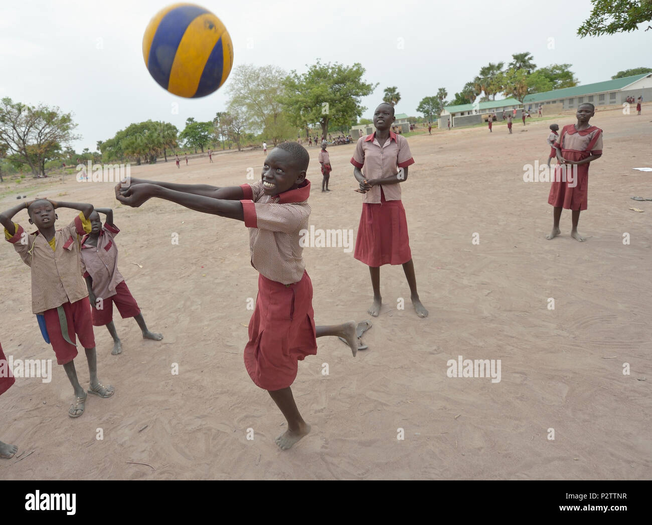 Les élèves jouer au volley-ball dans l'école primaire de Loreto à Rumbek, dans le sud du Soudan. Banque D'Images