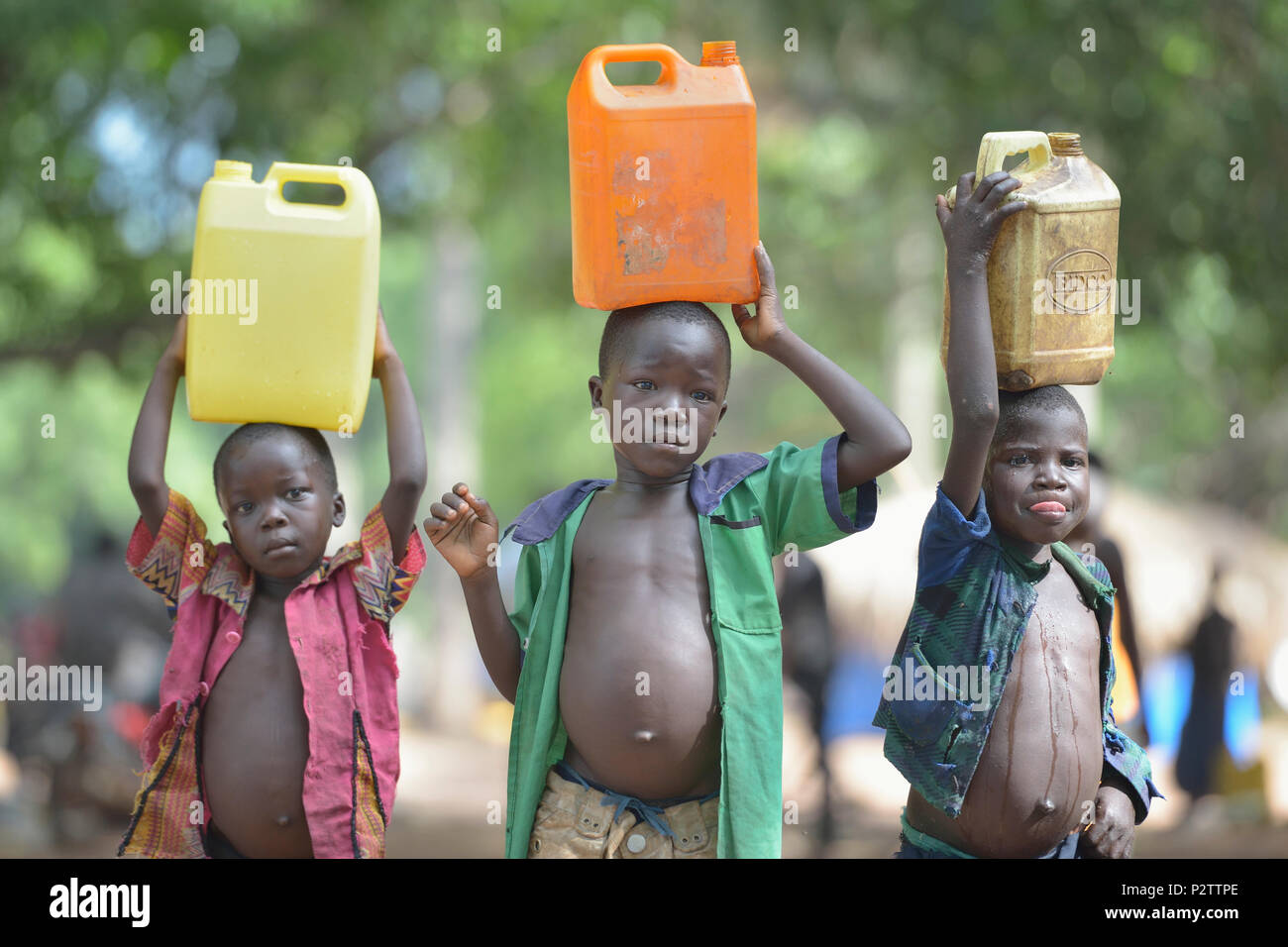 Les garçons transportent l'eau dans un camp pour plus de 5 000 personnes déplacées à Riimenze, au Soudan du Sud d'État Gbudwe, ce qui était autrefois l'Equatoria occidental. Banque D'Images