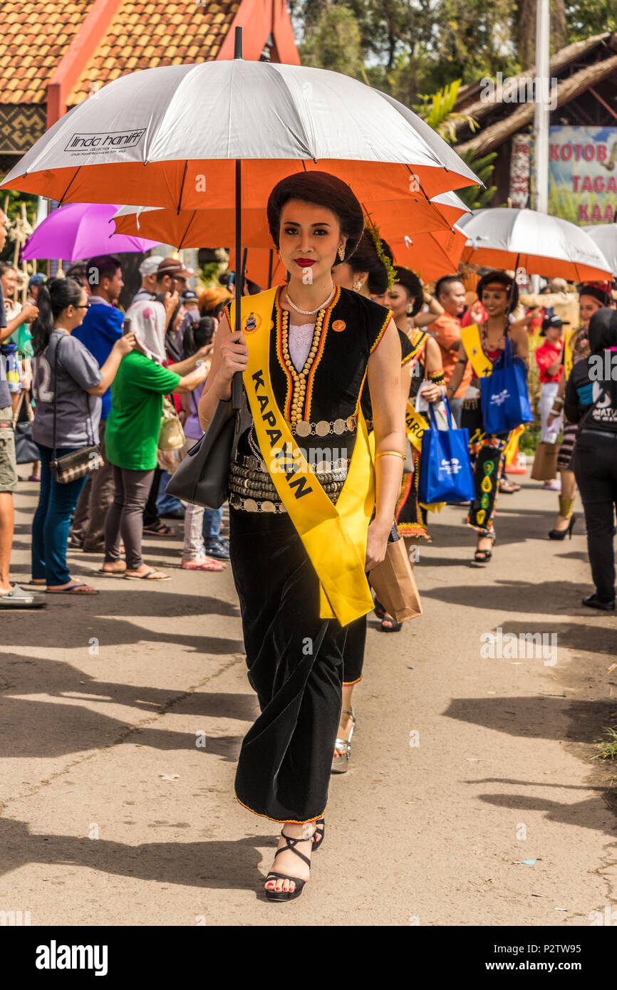 Les reines de beauté entrant au bâtiment KDCA 2018 Pesta Kaamatan à Kota Kinabalu Sabah Malaisie sur l'île de Bornéo Banque D'Images