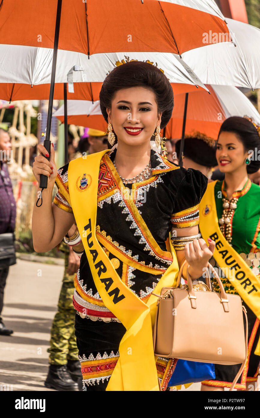 Les reines de beauté entrant au bâtiment KDCA 2018 Pesta Kaamatan à Kota Kinabalu Sabah Malaisie sur l'île de Bornéo Banque D'Images