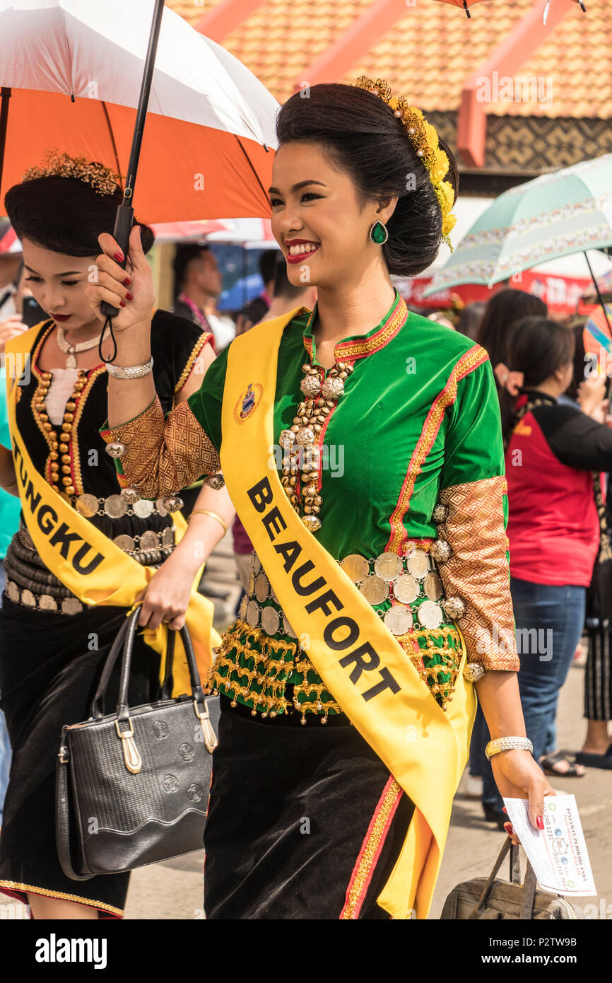 Les reines de beauté entrant au bâtiment KDCA 2018 Pesta Kaamatan à Kota Kinabalu Sabah Malaisie sur l'île de Bornéo Banque D'Images