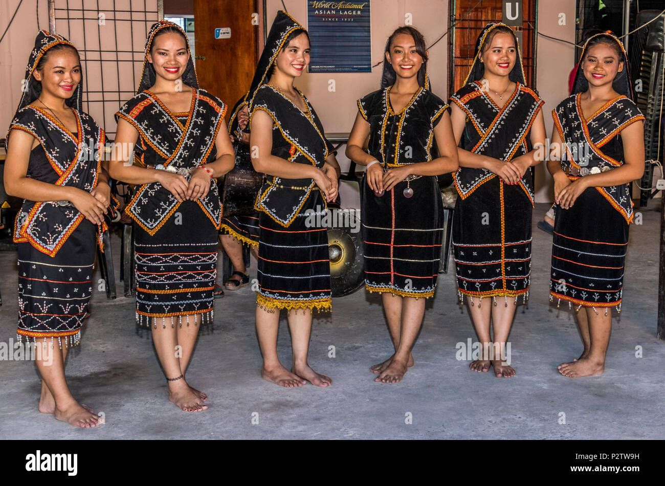 Et Dusan Kadazan dans des vêtements traditionnels à Pesta Kaamatan ou Hogkod Koisaan au festival des récoltes KDCA à Kota Kinabalu Sabah Malaisie Bornéo Banque D'Images