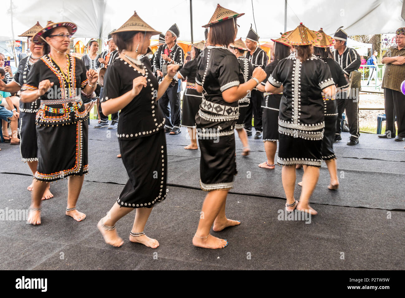 Danse traditionnelle à Pesta Kaamatan ou Hogkod Koisaan au festival des récoltes KDCA à Kota Kinabalu Sabah Malaisie sur l'île de Bornéo Banque D'Images