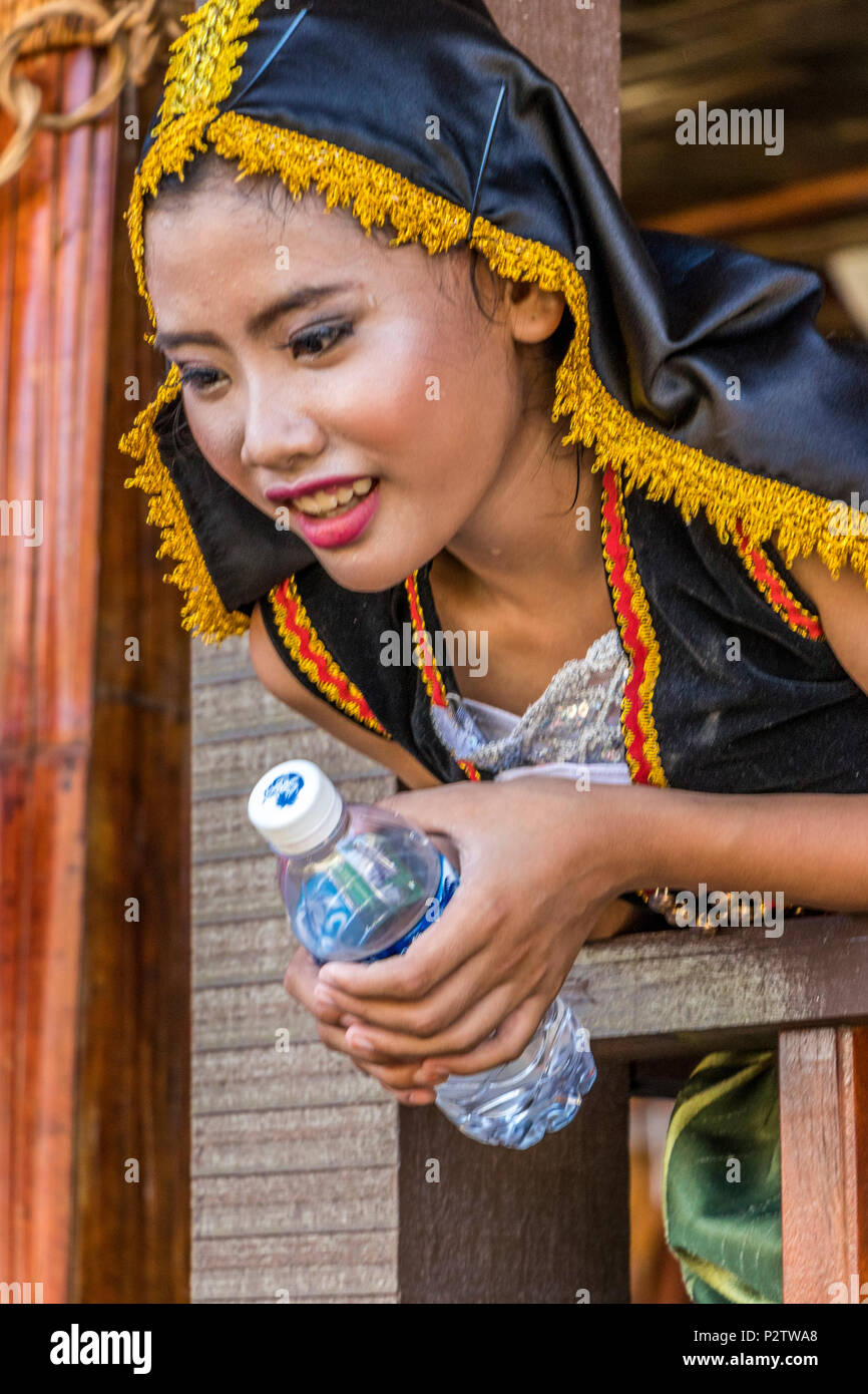 Et Dusan Kadazan dans des vêtements traditionnels à Pesta Kaamatan ou Hogkod Koisaan au festival des récoltes KDCA à Kota Kinabalu Sabah Malaisie Bornéo Banque D'Images