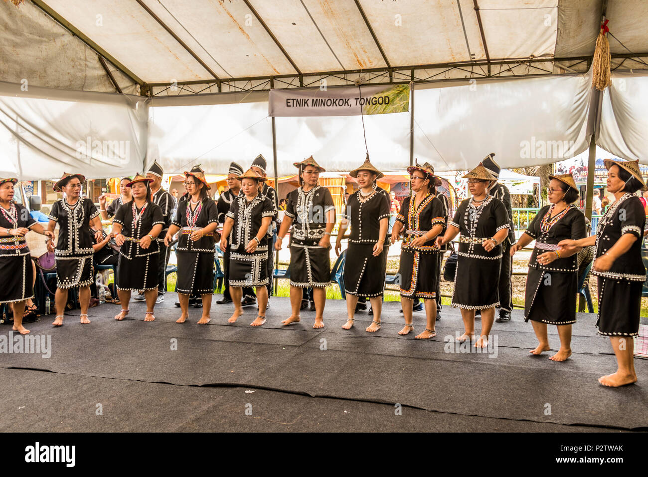Danse traditionnelle à Pesta Kaamatan ou Hogkod Koisaan au festival des récoltes KDCA à Kota Kinabalu Sabah Malaisie sur l'île de Bornéo Banque D'Images
