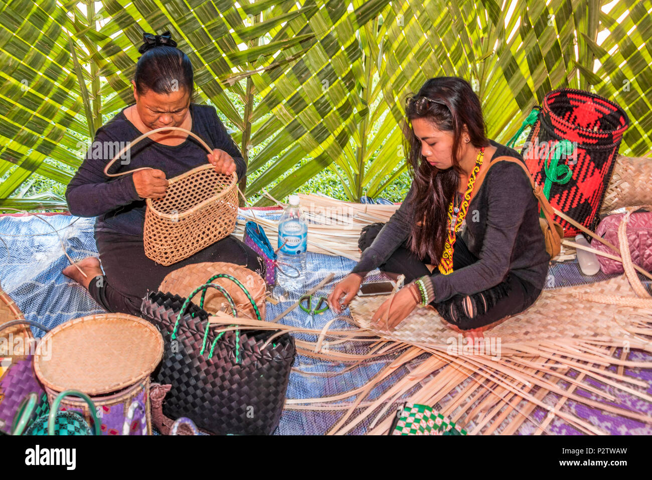 Affichage de l'artisanat d'être donnée par les sections locales Pesta Kaamatan ou Hogkod Koisaan au festival des récoltes KDCA à Kota Kinabalu Sabah Malaisie Bornéo Banque D'Images
