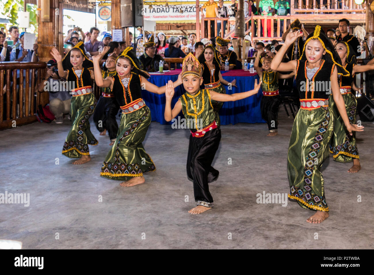 Danse traditionnelle à Pesta Kaamatan ou Hogkod Koisaan au festival des récoltes KDCA à Kota Kinabalu Sabah Malaisie sur l'île de Bornéo Banque D'Images