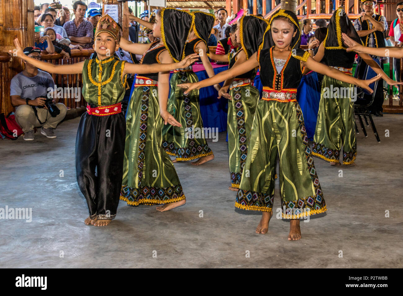 Danse traditionnelle à Pesta Kaamatan ou Hogkod Koisaan au festival des récoltes KDCA à Kota Kinabalu Sabah Malaisie sur l'île de Bornéo Banque D'Images