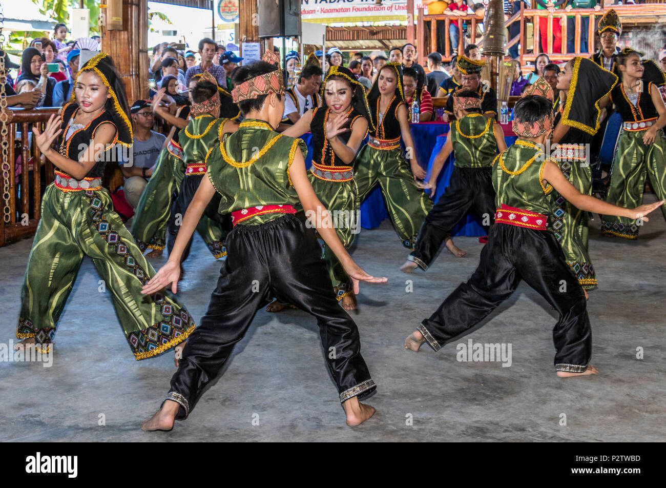 Danse traditionnelle à Pesta Kaamatan ou Hogkod Koisaan au festival des récoltes KDCA à Kota Kinabalu Sabah Malaisie sur l'île de Bornéo Banque D'Images