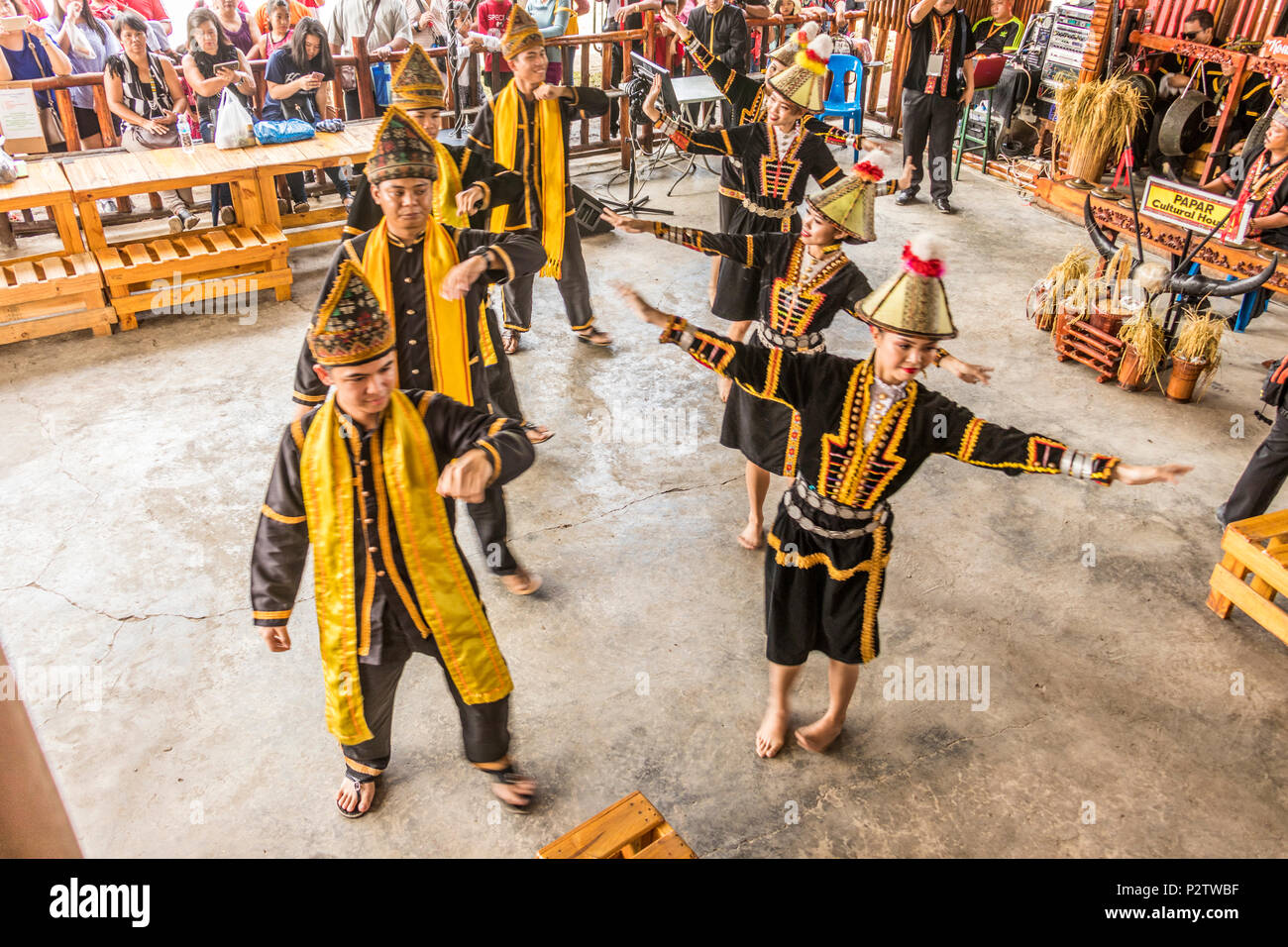 Danse traditionnelle à Pesta Kaamatan ou Hogkod Koisaan au festival des récoltes KDCA à Kota Kinabalu Sabah Malaisie sur l'île de Bornéo Banque D'Images