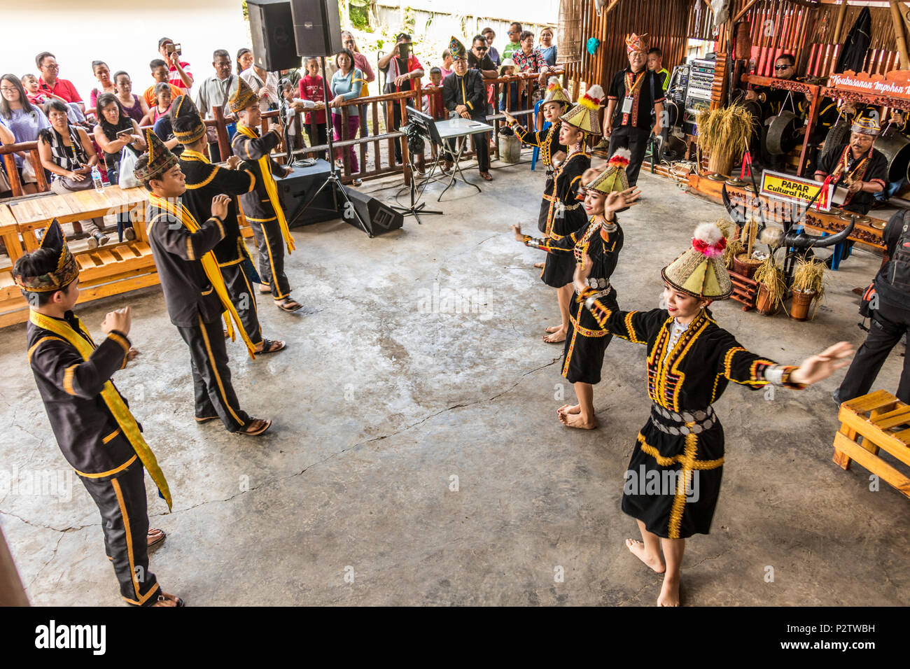 Danse traditionnelle à Pesta Kaamatan ou Hogkod Koisaan au festival des récoltes KDCA à Kota Kinabalu Sabah Malaisie sur l'île de Bornéo Banque D'Images