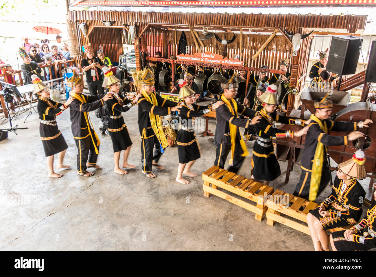 Danse traditionnelle à Pesta Kaamatan ou Hogkod Koisaan au festival des récoltes KDCA à Kota Kinabalu Sabah Malaisie sur l'île de Bornéo Banque D'Images