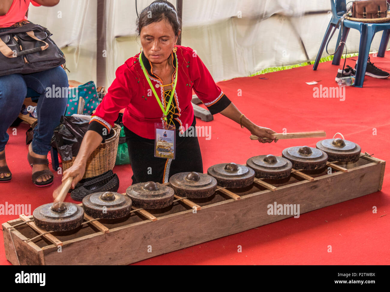 Et Dusan Kadazan dans des vêtements traditionnels à Pesta Kaamatan ou Hogkod Koisaan au festival des récoltes KDCA à Kota Kinabalu Sabah, Malaisie Banque D'Images