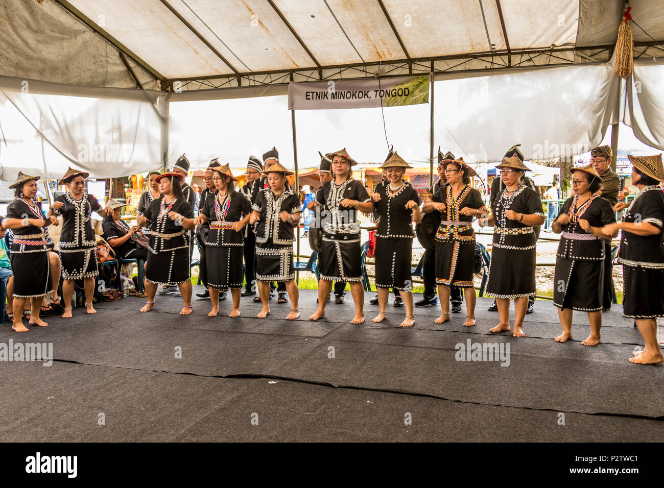 Danse traditionnelle à Pesta Kaamatan ou Hogkod Koisaan au festival des récoltes KDCA à Kota Kinabalu Sabah Malaisie sur l'île de Bornéo Banque D'Images