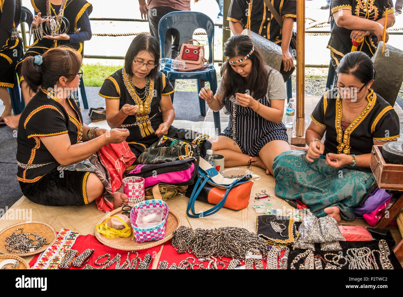 Affichage de l'artisanat d'être donnée par les sections locales Pesta Kaamatan ou Hogkod Koisaan au festival des récoltes KDCA à Kota Kinabalu Sabah Malaisie Bornéo Banque D'Images