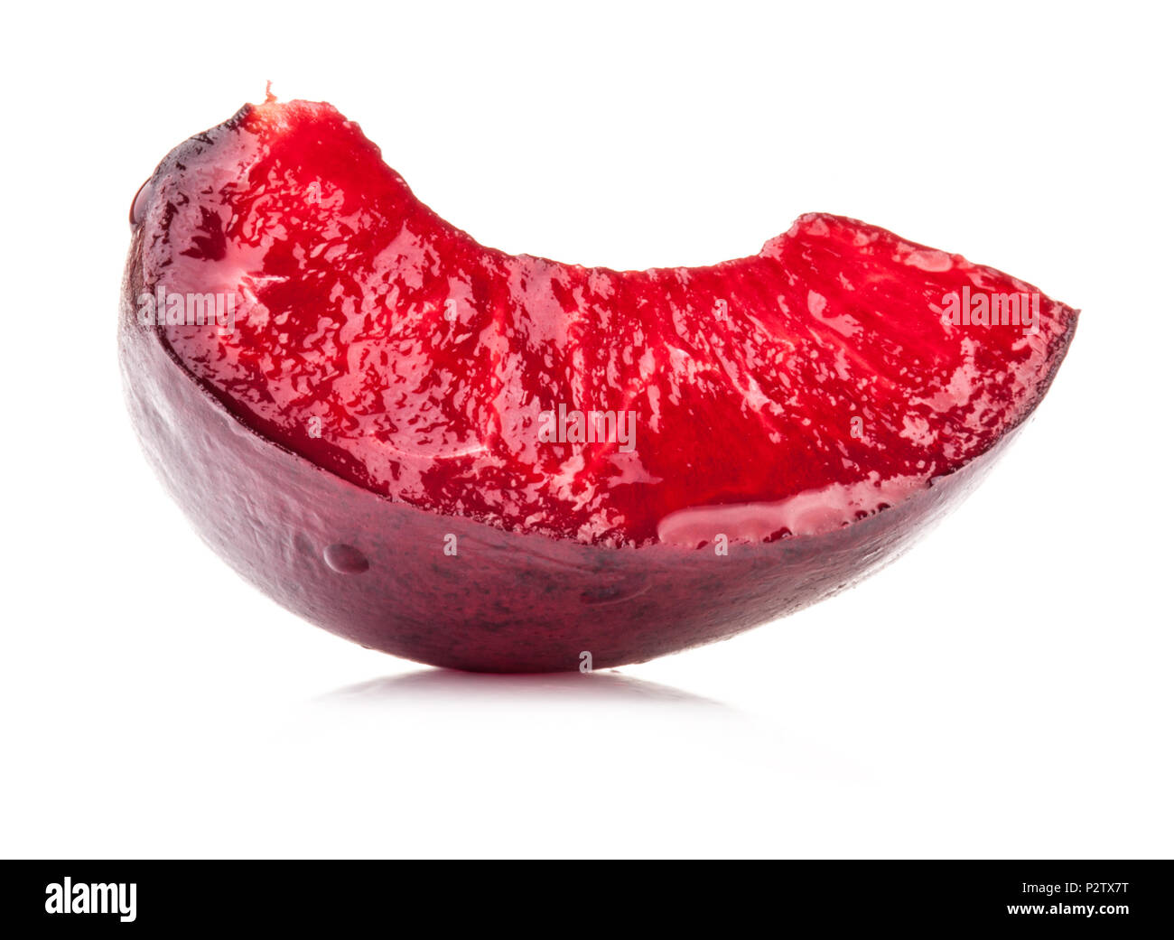 Tranche de cherry isolé sur fond blanc avec clipping path Banque D'Images