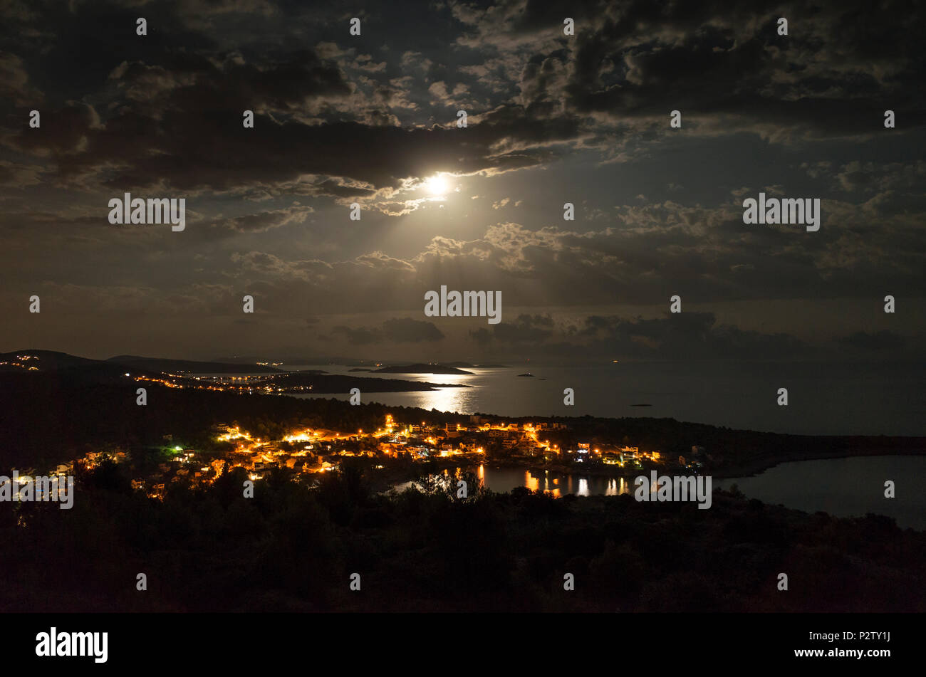 Village Razanj en Croatie de nuit sous la lumière de la lune. Belle photo de la nature et des paysages de la mer Adriatique, à la Dalmatie. Banque D'Images