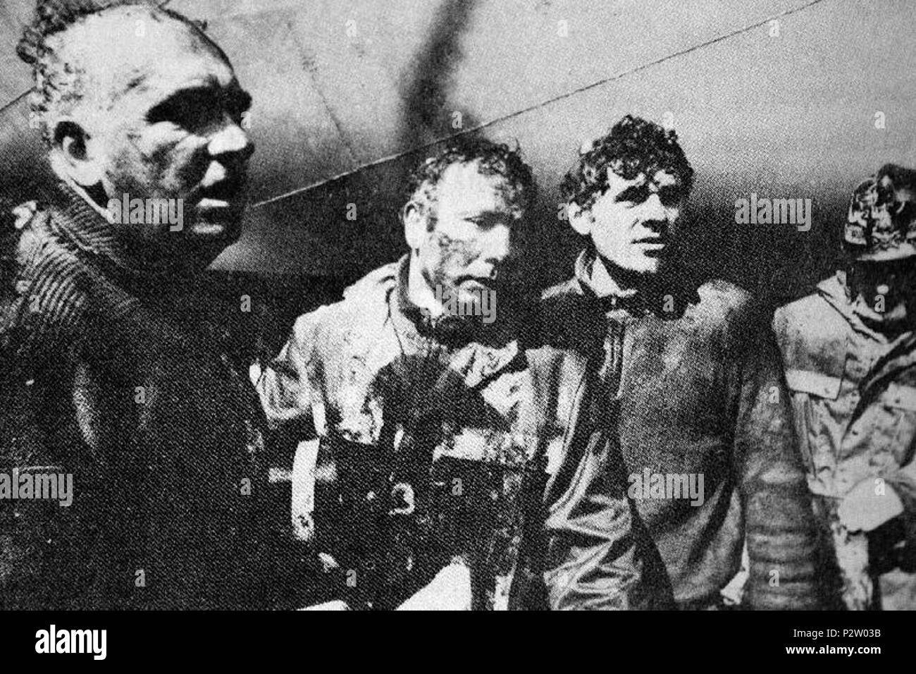 . Anglais : les pompiers et les plongeurs de l'équipe de sauvetage au cours de l'incendie survenu à la citerne de GPL Elisabetta Montanari a eu lieu dans le le port de Ravenne le 13 mars 1987 . Mars 1987. 29 pompiers et frogmans inconnu de l'équipe de sauvetage au cours de l'incendie survenu à la citerne de GPL dans l'Elisabetta Montanari le port de Ravenne - Mars 1987 Banque D'Images