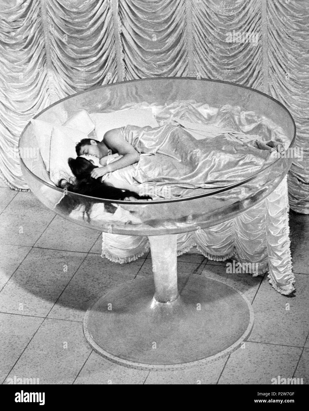 Titre original : QU'UNE MANIÈRE D'ALLER. Titre en anglais : QU'UNE MANIÈRE D'ALLER. Directeur de film : J. LEE THOMPSON. Année : 1964. Stars : Robert Mitchum, Shirley Maclaine. Crédit : 20TH CENTURY FOX / Album Banque D'Images