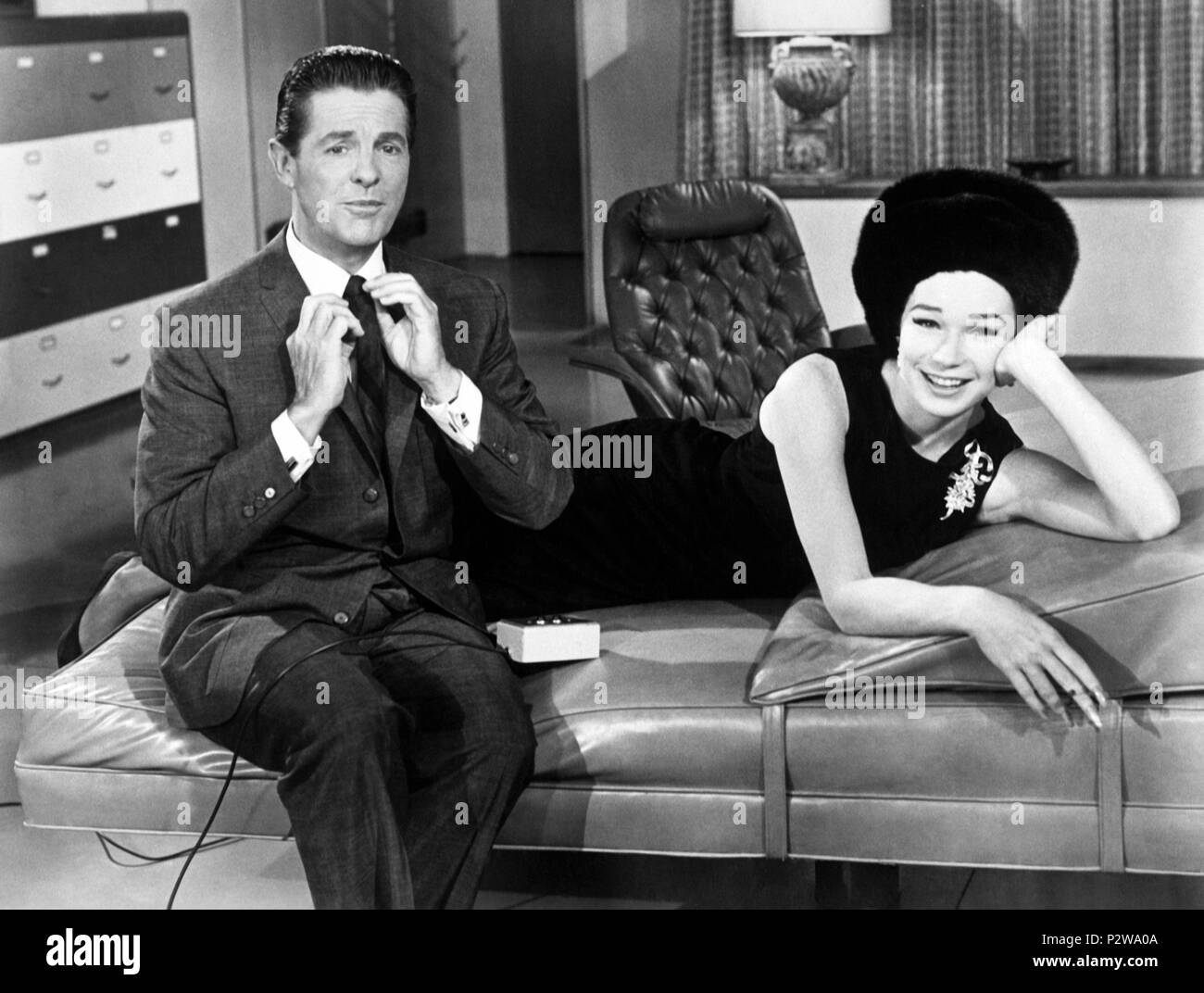 Titre original : QU'UNE MANIÈRE D'ALLER. Titre en anglais : QU'UNE MANIÈRE D'ALLER. Directeur de film : J. LEE THOMPSON. Année : 1964. Stars : Shirley Maclaine ; Robert Cummings. Crédit : 20TH CENTURY FOX / Album Banque D'Images