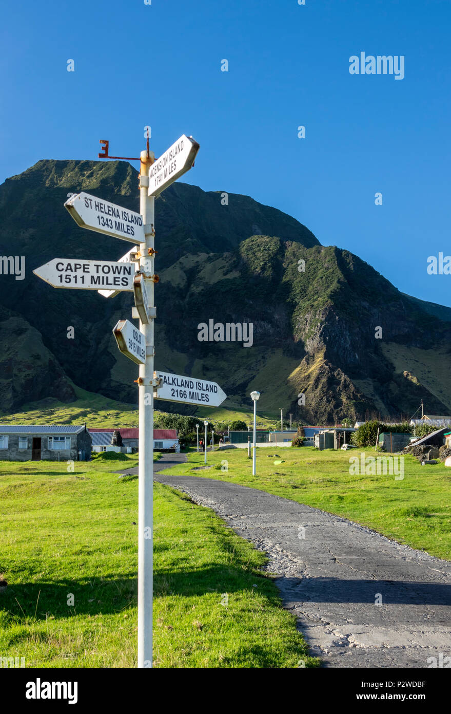 Panneau avec distances pour les îles voisines et les villes à Tristan da Cunha, Territoires britanniques d'outre-mer, océan Atlantique Sud Banque D'Images