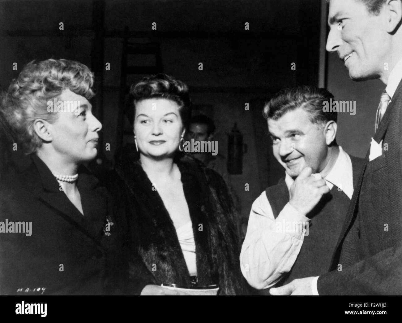 Description : Estreno de alejandro Magno. Titre original : MAMBO. Titre en anglais : MAMBO. Film Réalisateur : ROBERT ROSSEN. Année : 1954. Stars : Robert Rossen ; Michael Rennie. Credit : PARAMOUNT PICTURES / Album Banque D'Images