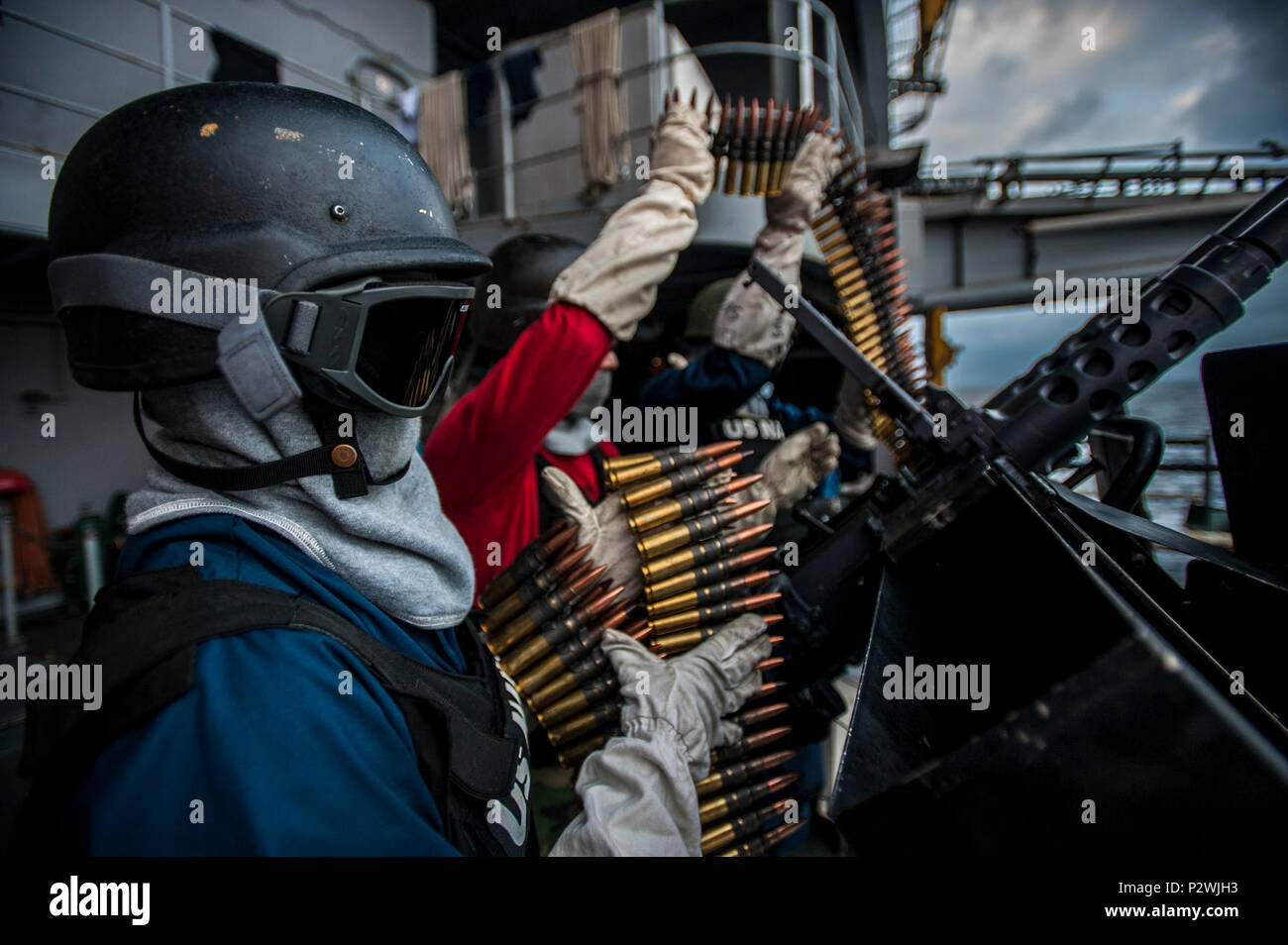 Mer des Philippines (Septembre 1994). 28, 2013) l'Aviation aviateur Ordnanceman Kate Horton, de bancs extérieurs, N.C., charge un fichier .50-mitrailleuse calibre au cours d'un exercice de tir réel sur la plage arrière du porte-avions USS George Washington (CVN 73). George Washington et son aile, l'air carrier Air Wing 5 (CVW), fournir une force prête au combat qui protège et défend les intérêts de la maritime collective Banque D'Images