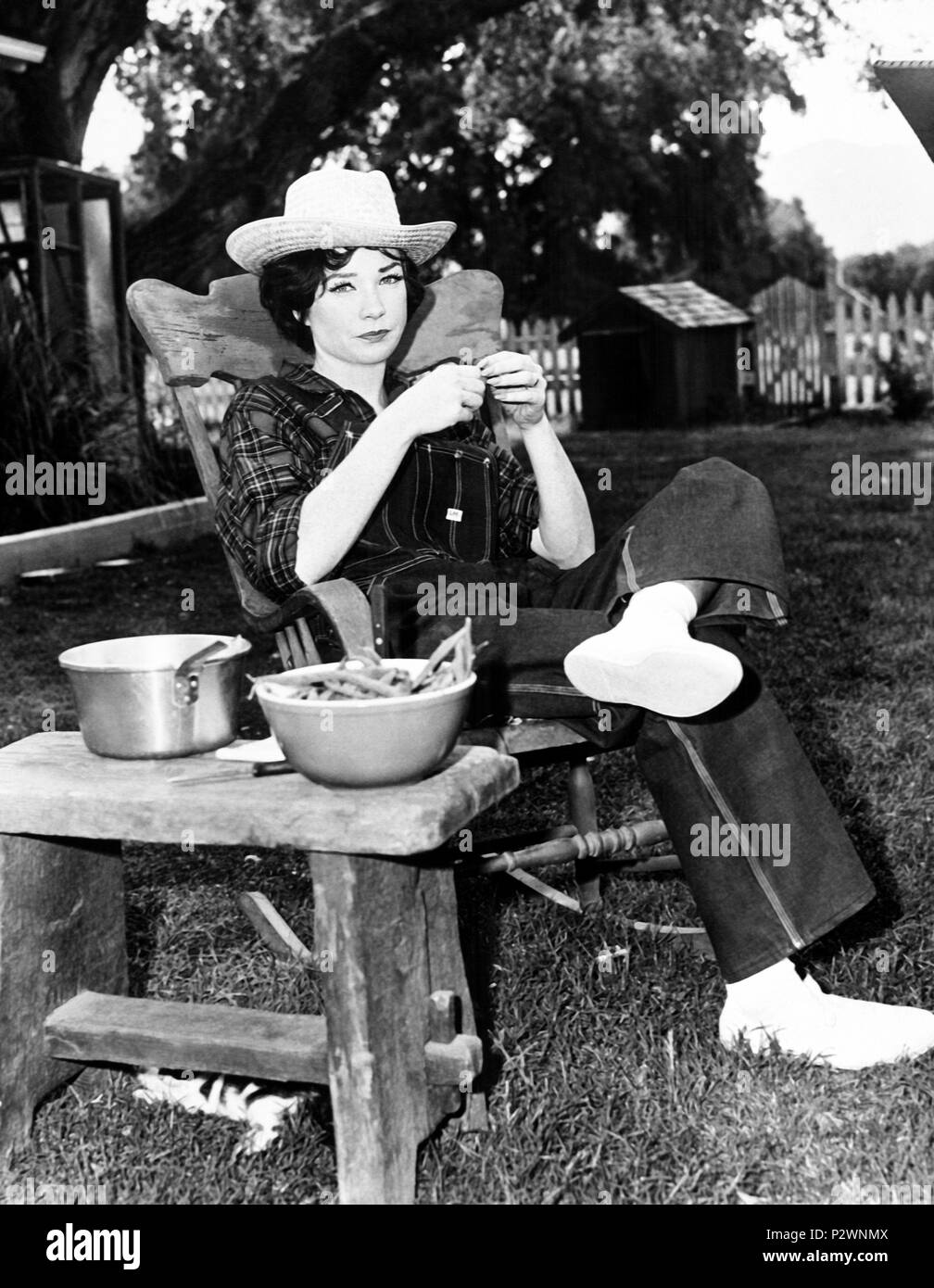 Titre original : QU'UNE MANIÈRE D'ALLER. Titre en anglais : QU'UNE MANIÈRE D'ALLER. Directeur de film : J. LEE THOMPSON. Année : 1964. Stars : Shirley Maclaine. Crédit : 20TH CENTURY FOX / Album Banque D'Images