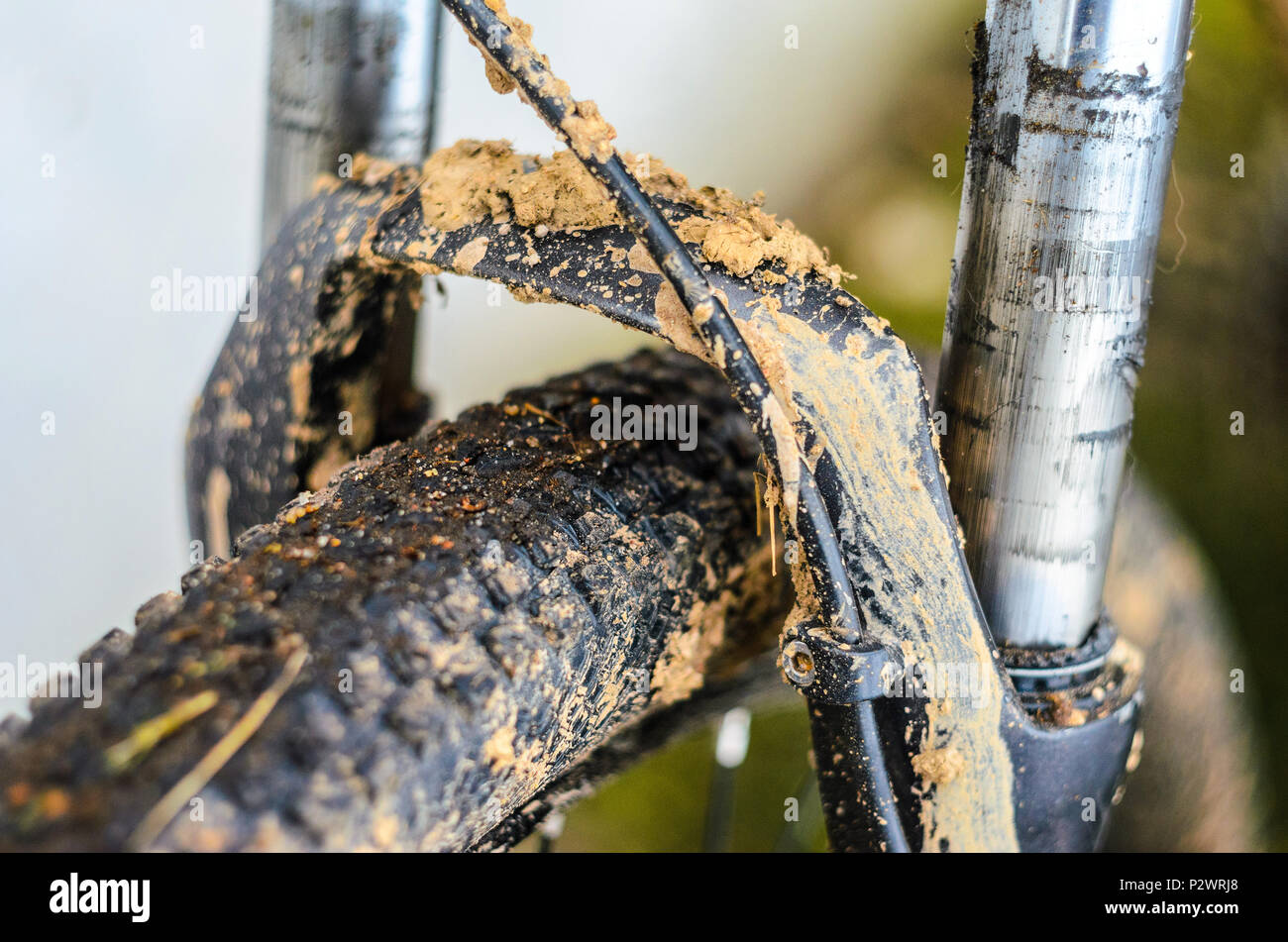 Fourche à Suspension Vtt sale après l'équitation dans le mauvais temps. La saleté et les taches d'huile sur les jambes de la fourche de vélo de montagne Banque D'Images
