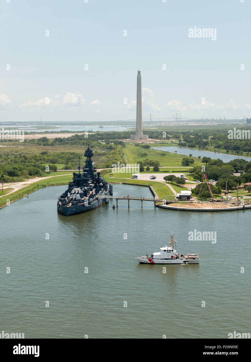 Les garde-côte de Manowar passe le Battleship Texas et Monument San Jacinto comme il patrouille l'Houston Ship Channel, le 3 août 2016. Le Manowar est un 87 pieds bateau de patrouille en homeported Galveston, Texas. U.S. Coast Guard photo de Maître de 3e classe Dustin R. Williams Banque D'Images