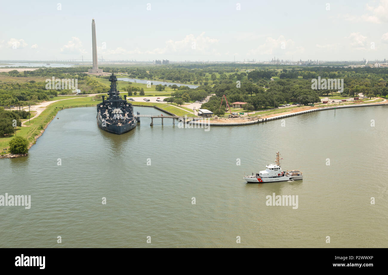 Les garde-côte de Manowar passe le Battleship Texas et Monument San Jacinto comme il patrouille l'Houston Ship Channel, le 3 août 2016. Le Manowar est un 87 pieds bateau de patrouille en homeported Galveston, Texas. U.S. Coast Guard photo de Maître de 3e classe Dustin R. Williams Banque D'Images