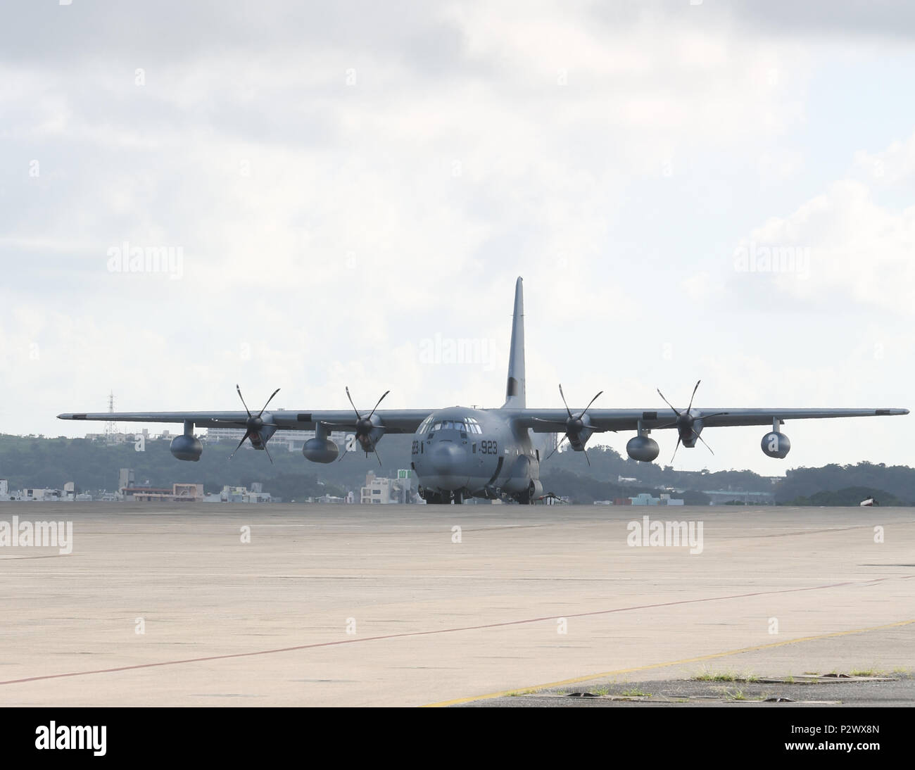 U.S. Marine Corps C-130 attend à Futenma Marine Corps Air Station, le 1 août 2016. Le C-130 est prévu pour transporter un HIMAR aux Philippines pour Phiblex 2016. (U.S. Marine Corps photo par Lance Cpl. Brooke Deiters/ publié) Banque D'Images