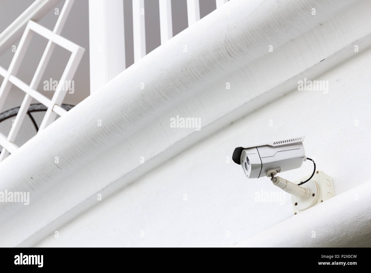 La caméra de sécurité CCTV opérant dans l'arrière-plan blanc exposée, une caméra spéciale deux objectif. Banque D'Images