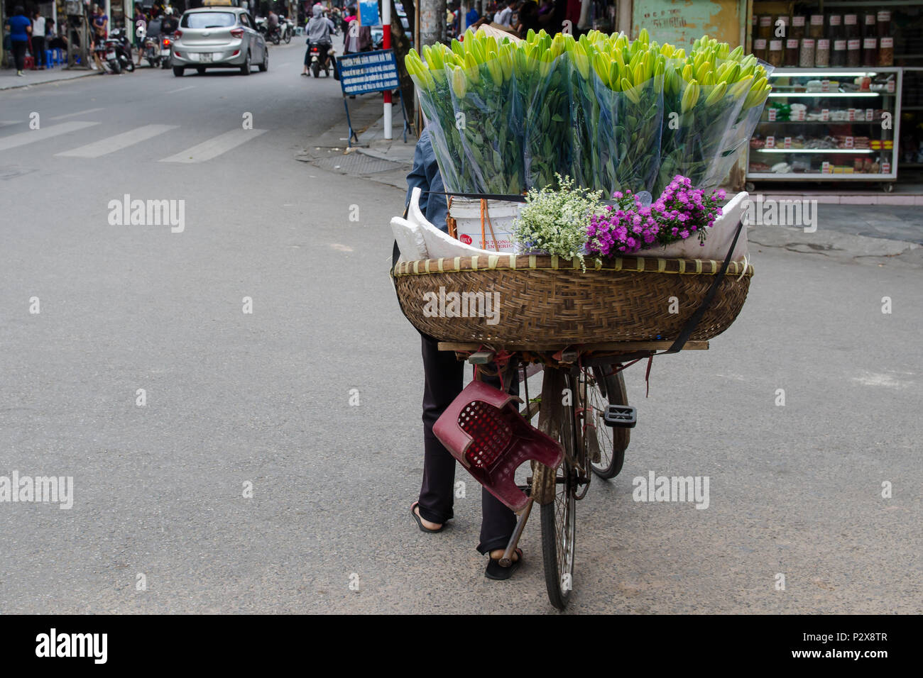 Hanoi, Vietnam - Novembre 5,2017 Local : la vie quotidienne de la rue à Hanoi, Vietnam. Les vendeurs de rue de vente de divers types de fleurs à partir de la bicyclette. Banque D'Images