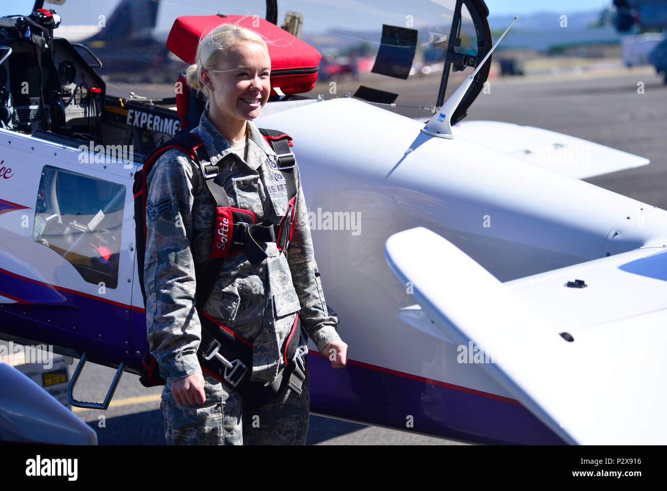 Brittani Senior Airman Morelli Un Directeur De L Armement Avec Le 116e Escadron De L Air De L Oregon Air National Guard Se Tient A Cote D Un Sukhoi Su 29 Avion Avant Son Tour Sur 5