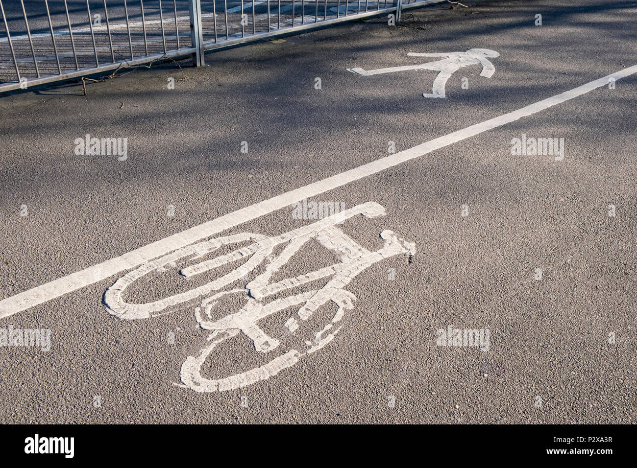 Peindre les marques sur la chaussée. Symbole piétonne et voie cyclable marquage, Lancashire, England, UK Banque D'Images