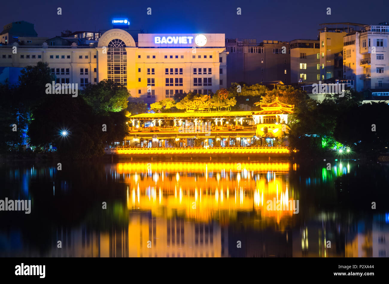 Hanoi, Vietnam - Novembre 2,2017 : Vue de nuit sur le bord du lac de Hoan Kiem Lake. Lac Hoan Kiem signifiant "Lac de l'épée restituée". Banque D'Images