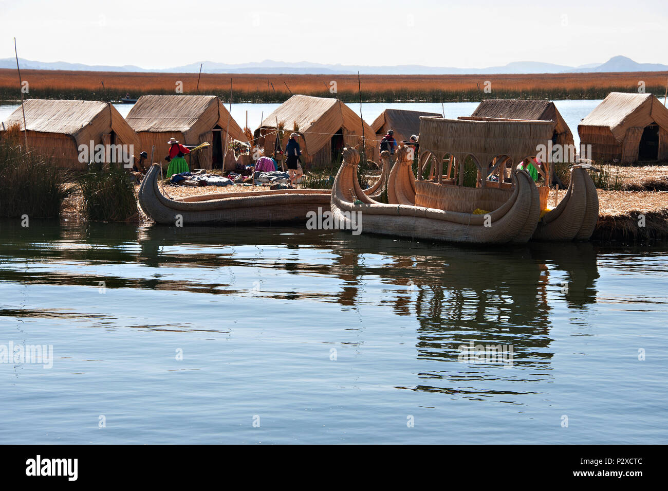Reed bateaux qui sont utilisés pour le transport de touristes et de Uros île connue aussi comme les îles flottantes au Pérou, Amérique du Sud Banque D'Images