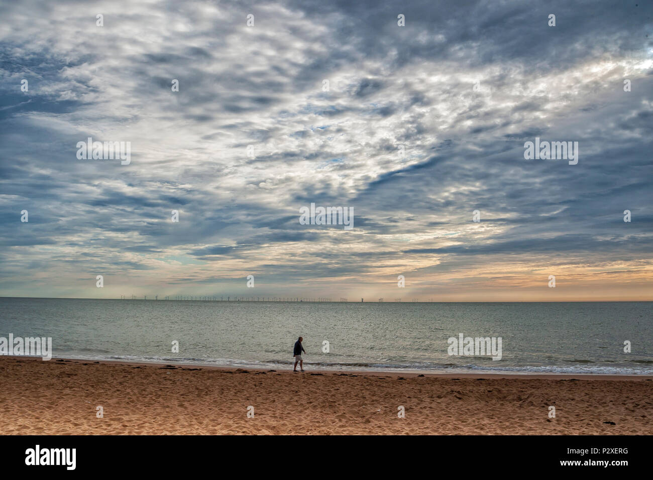 Esquisse d'homme seul sur la plage au lever du soleil, Broadstairs, Kent, Angleterre Banque D'Images