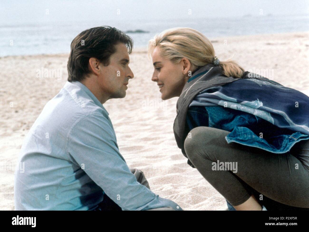 Titre original : BASIC INSTINCT. Titre en anglais : BASIC INSTINCT. Directeur du film : Paul Verhoeven. Année : 1992. Stars : MICHAEL DOUGLAS, Sharon Stone. Copyright : Editorial l'intérieur uniquement. C'est un document distribué au public. Les droits d'accès uniquement, aucune licence de droit d'auteur prévue. Autorisation obligatoire à l'icône visuelle (www.visual-icon.com) est requise pour la reproduction de cette image. Credit : Tristar Pictures / Album Banque D'Images