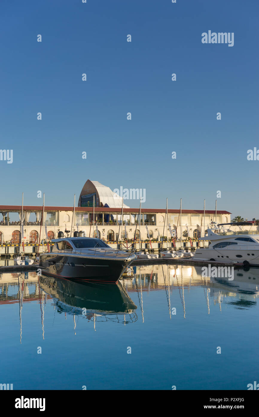 Sotchi, Russia-June 14, 2018 : port de mer avec location de parking sur l'arrière-plan de l'écran multimédia FIFA fanzone -2018. Banque D'Images