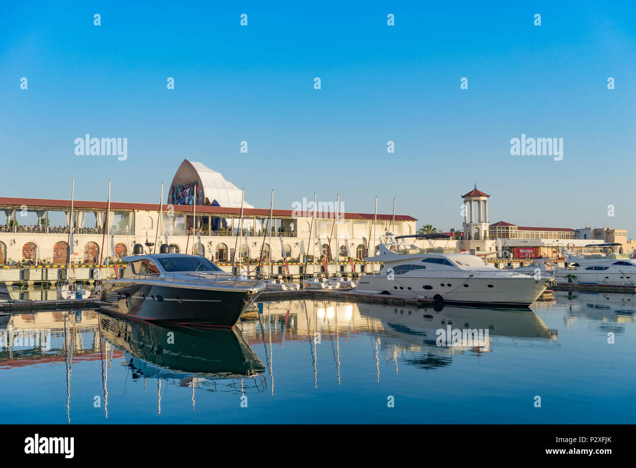 Sotchi, Russia-June 14, 2018 : port de mer avec location de parking sur l'arrière-plan de l'écran multimédia FIFA fanzone -2018. Banque D'Images