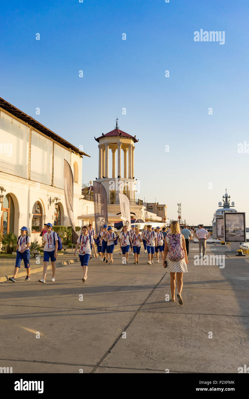 Sotchi, Russia-June 14, 2018 : le port maritime au bord de l'eau avec les bénévoles de la FIFA - 2018. Banque D'Images