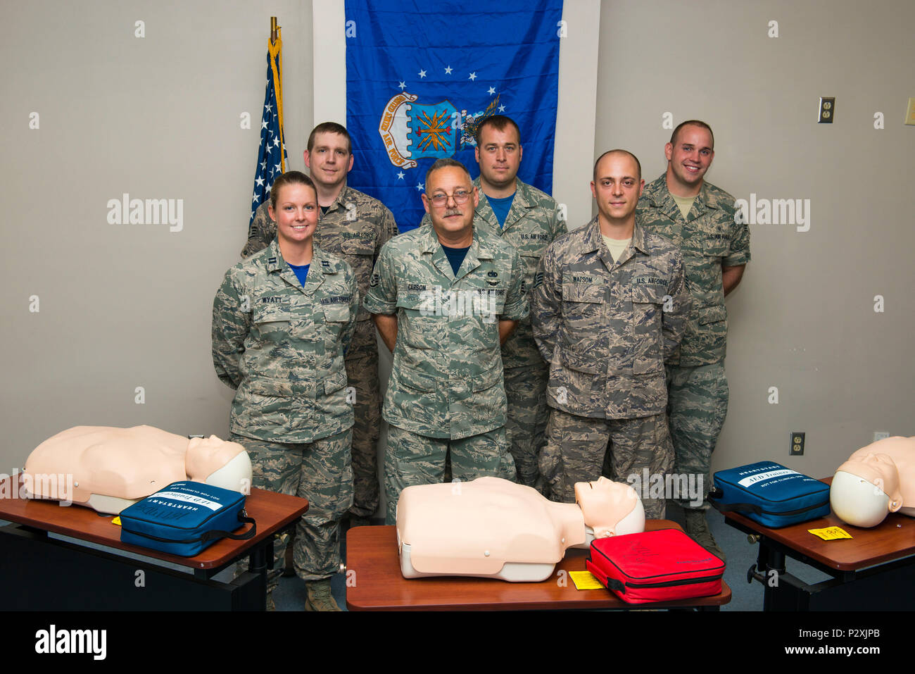 Trois membres de la 167e Airlift Wing de Martinsburg, W.Va., stand par des instructeurs qui leur a appris la RCR, le 6 août 2016. Retour L-R : Le s.. Johnathen Guzik, membre de la technologie des métaux à la 167e, le s.. Justin et oiseaux aviateur Senior Travis Sites, les deux instructeurs en RCR à la 167ème. L'avant-R : Le Capitaine Lori Wyatt, RCR instructeur à la 167e, le s.. John Carson, un chef d'équipe à la 167ème, et le sergent. Justin Watson, membre de la technologie des métaux à la 167ème. Guzik, Carson et Watson effectué la RCR sur les victimes d'un crash sur la I-81 après avoir laissé percer le 12 juin 2016. Wyatt, s'asseoir et d'oiseaux Banque D'Images