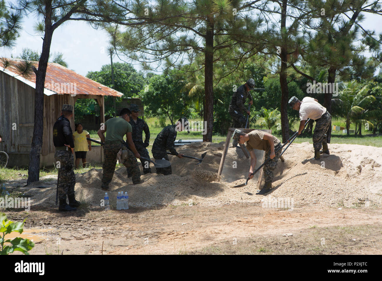 Le sergent des Marines des États-Unis. Rudy Mendoza, ingénieur de combat et Hillsboro, Oregon, indigène, avec des Groupe de travail air-sol marin - région Sud, utiliser des pelles pour séparer la saleté et les roches ainsi que les soldats du Honduras à la Republica de Cuba École à Puerto Lempira, Honduras, le 1 août 2016. Les Marines américains et les marins affectés à des fins de travail air-sol marin commande Force-Southern ont participé à des projets d'ingénierie, la coopération en matière de sécurité et de secours préparation au Belize, El Salvador, Guatemala et Honduras. (U.S. Marine Corps Photo par le Cpl. Kimberly Aguirre) Banque D'Images