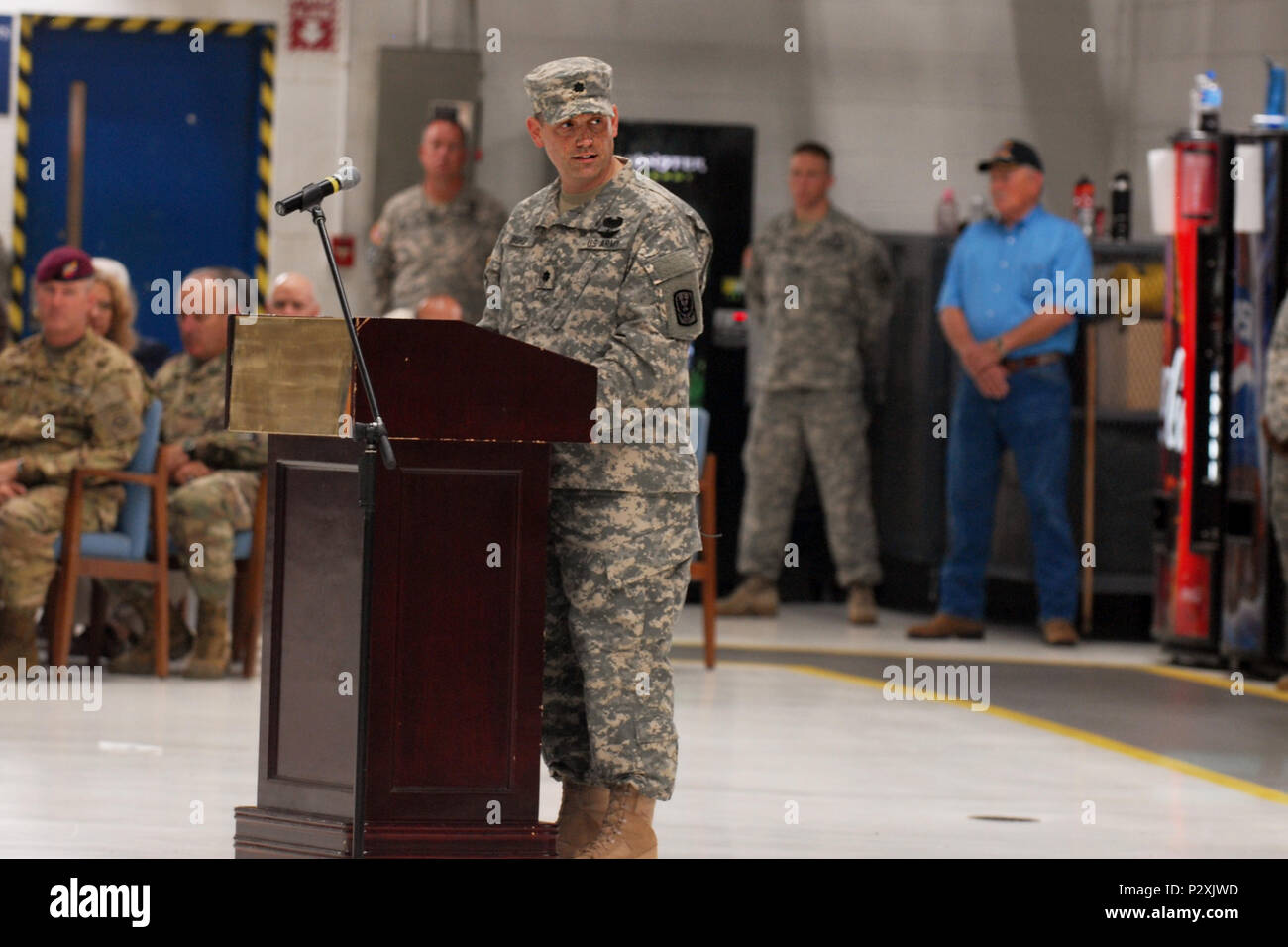 Le lieutenant-colonel Joseph W. Bishop parle après avoir pris le commandement de la 449e Brigade d'aviation de théâtre au North Carolina Army National Guard's Army Aviation et de soutien 1 de Morrisville, N.C., le 7 août 2016. Bishop, qui était auparavant le commandant du Bataillon de Reconnaissance, Attaque 1-130e, a servi pendant les 18 dernières années dans l'armée des Etats-Unis et de l'Army National Guard. (U.S. Photo de la Garde nationale par le sergent. Meiling gris, 449e Brigade d'aviation de théâtre) Banque D'Images