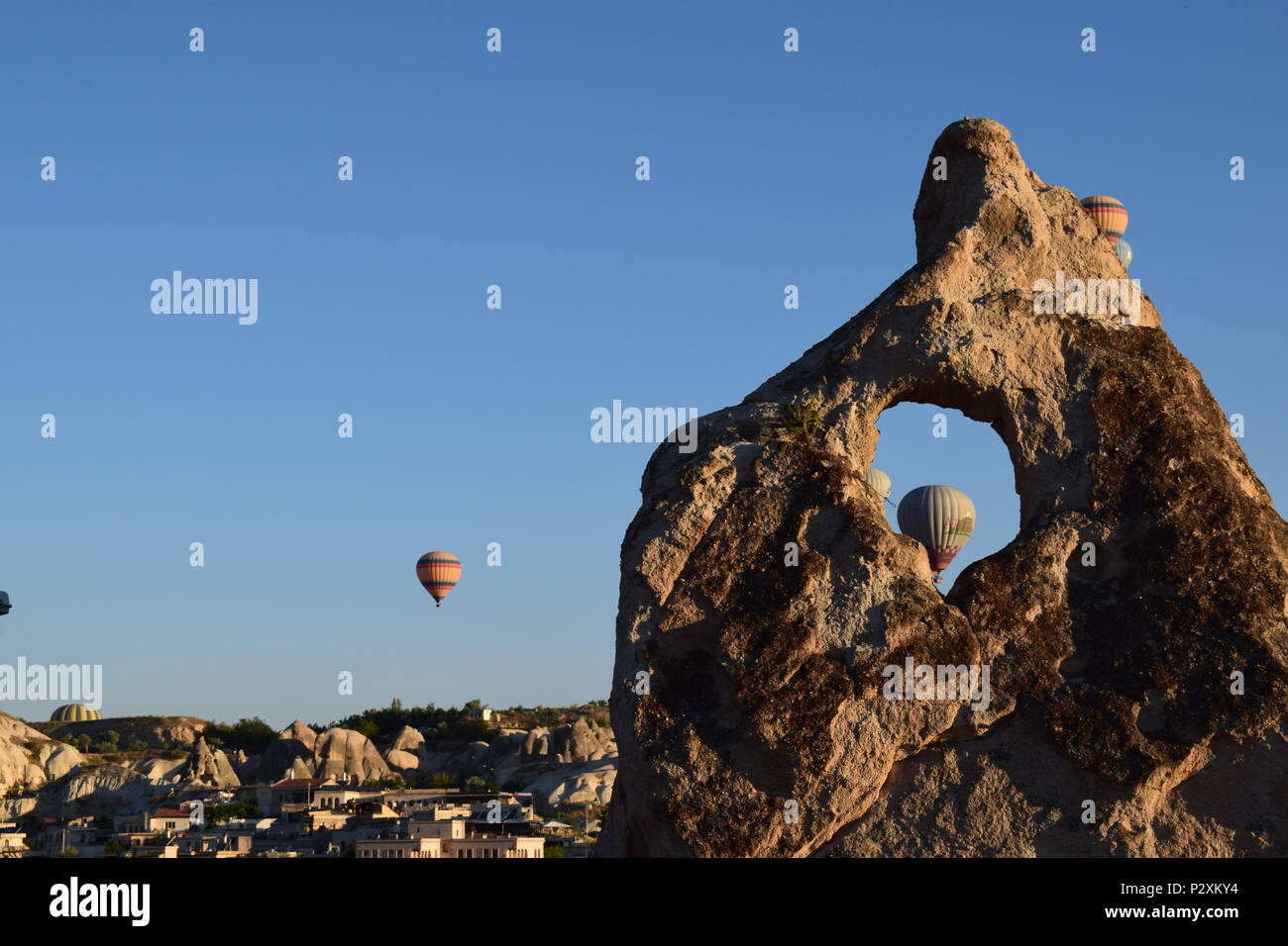 La montgolfière en Cappadoce derrière rock Banque D'Images