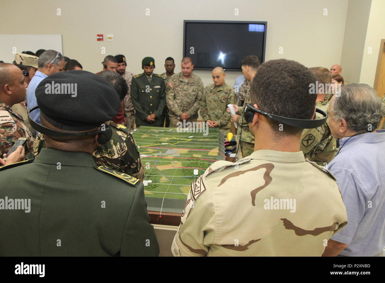 Les leaders de toute la zone de responsabilité d'apprendre comment les leaders étudiants Cours avancé la construction d'une carte de terrain lors d'un sous-officier du Symposium sur le développement professionnel1 pour le 4 août 2016 à Fort Benning, en Géorgie. Central de l'armée américaine a organisé le colloque pour mener une coopération théâtre l'échange d'informations avec les nations partenaires à marcher à travers le soldat américain et sous-officier modèle de développement dans le but de favoriser le dialogue régional, l'interopérabilité et la professionnalisation des sous-officiers. Banque D'Images