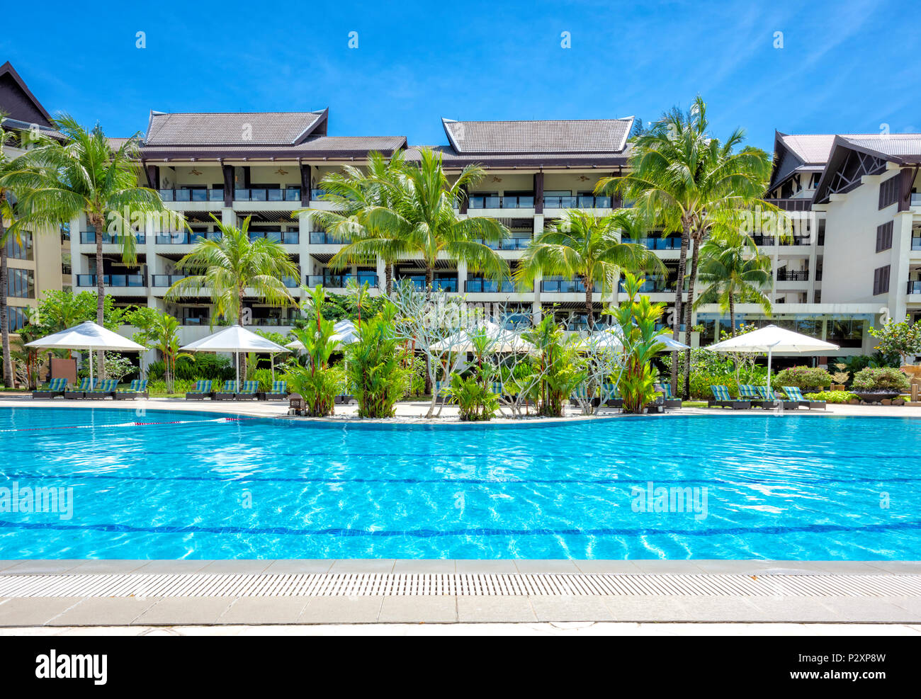 Vide piscine extérieure à l'hôtel Shangri La Rasa Ria Resort Hôtel à Kota Kinabalu, Malaisie, Bornéo Banque D'Images